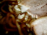 濃口醤油のニボ肉麺 刻みタマネギのアップ
