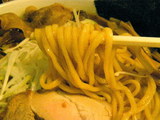 「ヤングラーメン」正油 麺のアップ