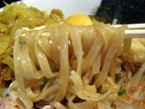 汁なしあえめん 平打ち麺 麺のアップ