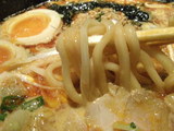 炎の味噌らーめん 麺のアップ