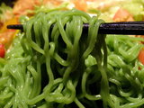 トマト冷やし麺 クロレラ麺のアップ