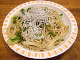 しらすと高菜 (ピリ辛醤油味・長ネギ・ピーマン) 大盛 610円