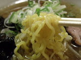 塩ラーメン 麺のアップ