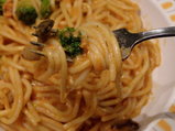 秋鮭と木の子のトマトクリームソース 麺のアップ