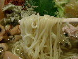 梅と穴子の玄米茶で煎じた冷し潮らーめん 麺のアップ