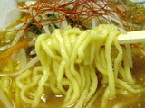 冬味噌らーめん 麺のアップ