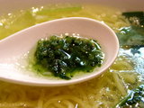 塩光麺 韮黄姜を投入