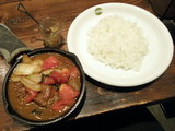 トマトとバジルの鶏煮込みカレー 890円