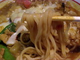 絶品カレーラーメン 麺のアップ