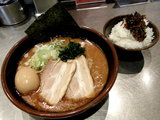 シロ 750円 + 味付玉子 100円 + 無料ライス
