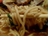 パプリカとバジリコのイタリア風ラーメン 麺のアップ