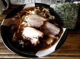 濃口醤油のニボ肉麺 800円