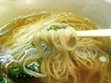 醤油のかけそば 麺のアップ