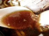 濃口醤油のニボ肉麺 スープのアップ