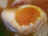 海老わんたんらーめん 味付玉子 アップ