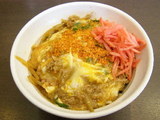 牛とじ丼 490円 卓上調味料をトッピング