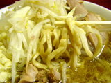小ラーメン 粉チーズカレー風 ニンニク 麺のアップ