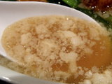 鶏とニラのスタミナラーメン スープのアップ