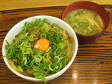 辛みそ葱玉牛丼 490円 + オクラのみそ汁 100円
