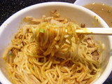 黄 かれーあえめん 麺のアップ