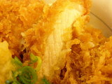 ロースカツのねぎおろしカツ丼 断面のアップ