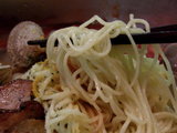 紅の涼麺 麺のアップ