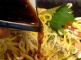 地鶏ユッケの和えつけ麺 和えダレを加える