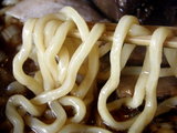 濃口醤油のニボ肉麺 麺のアップ