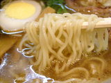 NEO屋台醤油ら〜めん 麺のアップ