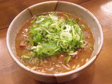 牛すじ煮込みそば 800円