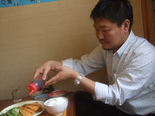 ソースをかけるtomiyaさん