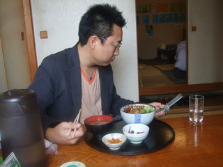 携帯をいじるのぶ山さん