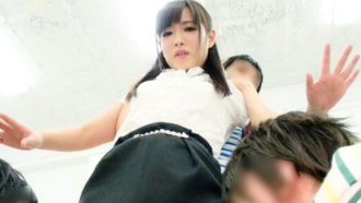 むっちりデカ尻な新人美人教師にイタズラする悪ガキたち!