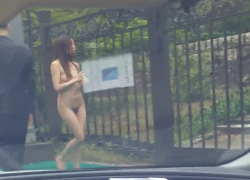 韓国人に捨てられた２０代女性が全裸で駅駐車場を歩き回る