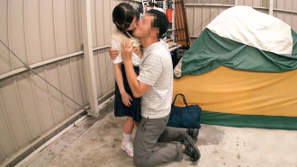 首輪を付けられ変態オヤジ集団に好き放題ハメられるちびっ娘…。