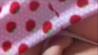 【個人撮影】これ中坊じゃね…？スマホで撮影されたいちごパジャマ少女の自撮りオナニー動画が流出！