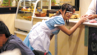 「お待たせしました…カ、、アイスカフェラテでああああん!」高額報酬に釣られた素人娘がリモバイ付けて極限羞恥アルバイト
