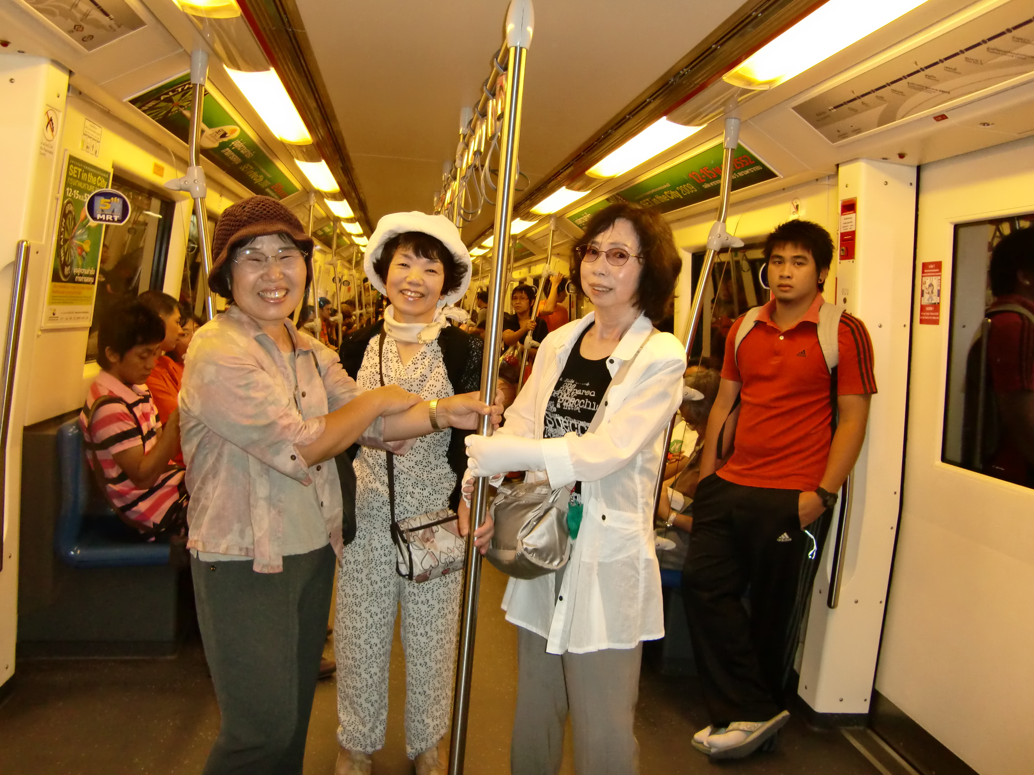 CIMG0036ladies in subway