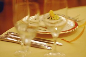 気になる異性がいたらまずは一緒に食事を。「何が食べたい? 」と聞かれたら、「何でもいい」と相手に選択権を委ねるのではなく、せめて苦手なものや食べたいものは伝えたほうがいい。