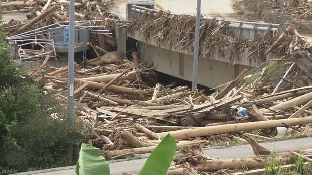 九州北部豪雨の流木被害<NHKのHPより>