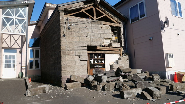 安平町の市街地で崩壊した石蔵