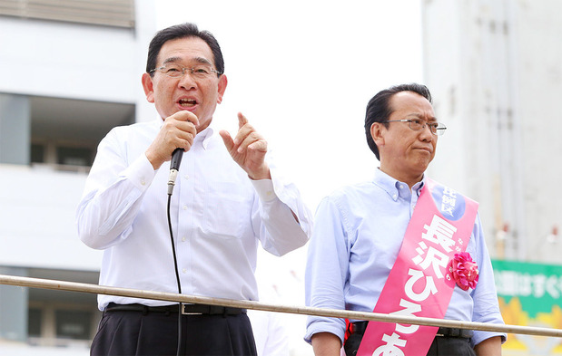 井手よしひろ県議(左)と長沢ひろあき候補