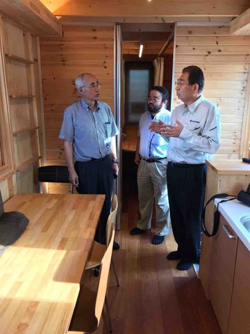 安良社長から説明を聞く井手県議