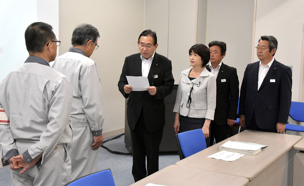 原子力機構へ緊急の要請書を手渡しする井手よしひろ県議ら