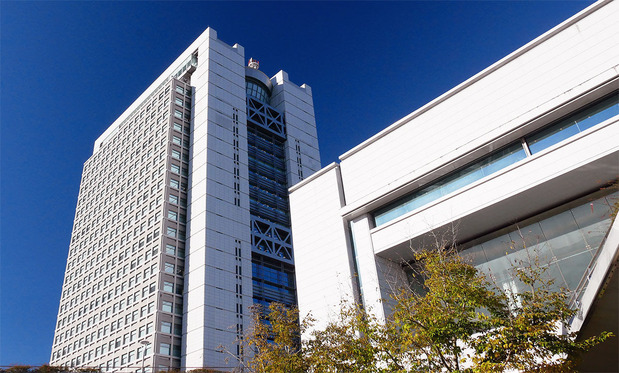 茨城県議会(手前)と県庁舎
