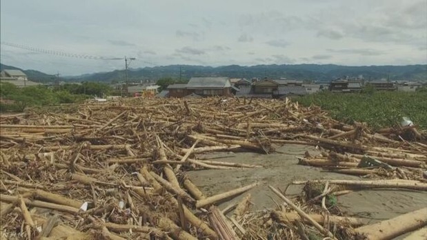 九州北部豪雨の流木被害<NHKのHPより>