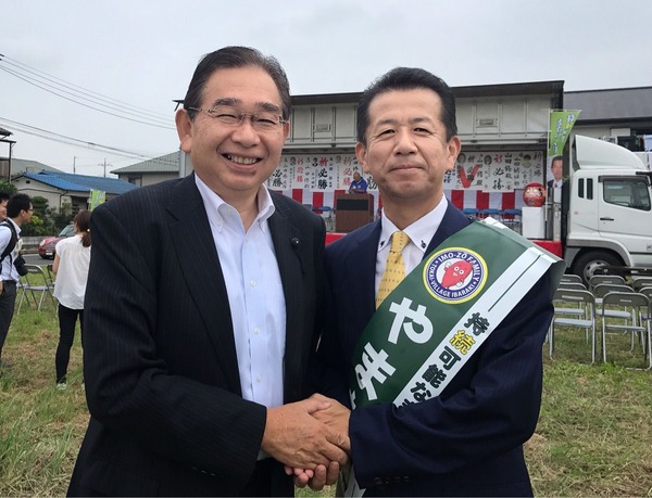 山田おさむ村長(右)と井手よしひろ県議