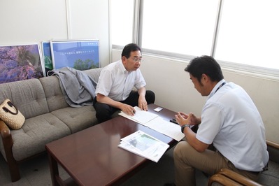駒ヶ根市交流推進室から説明を受ける井手県議
