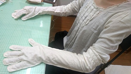 座って肘上