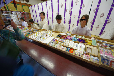 霧島神宮熊手、破魔矢売り場